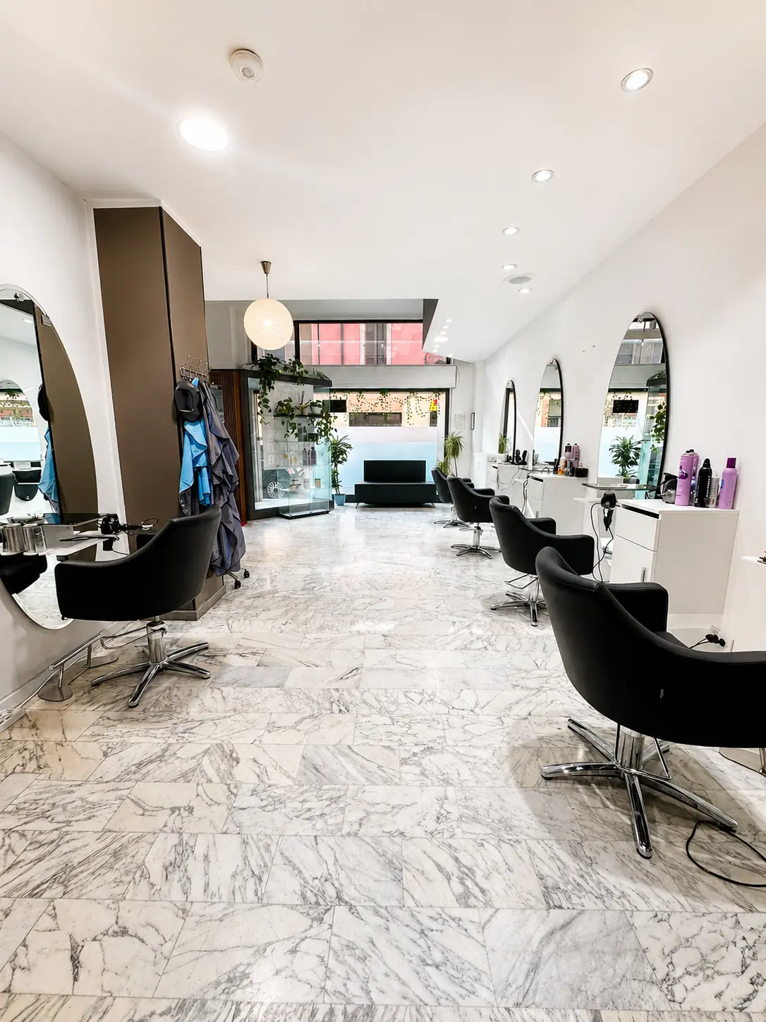 Postazioni e specchi di Lucky Salon, parrucchiere a Varese