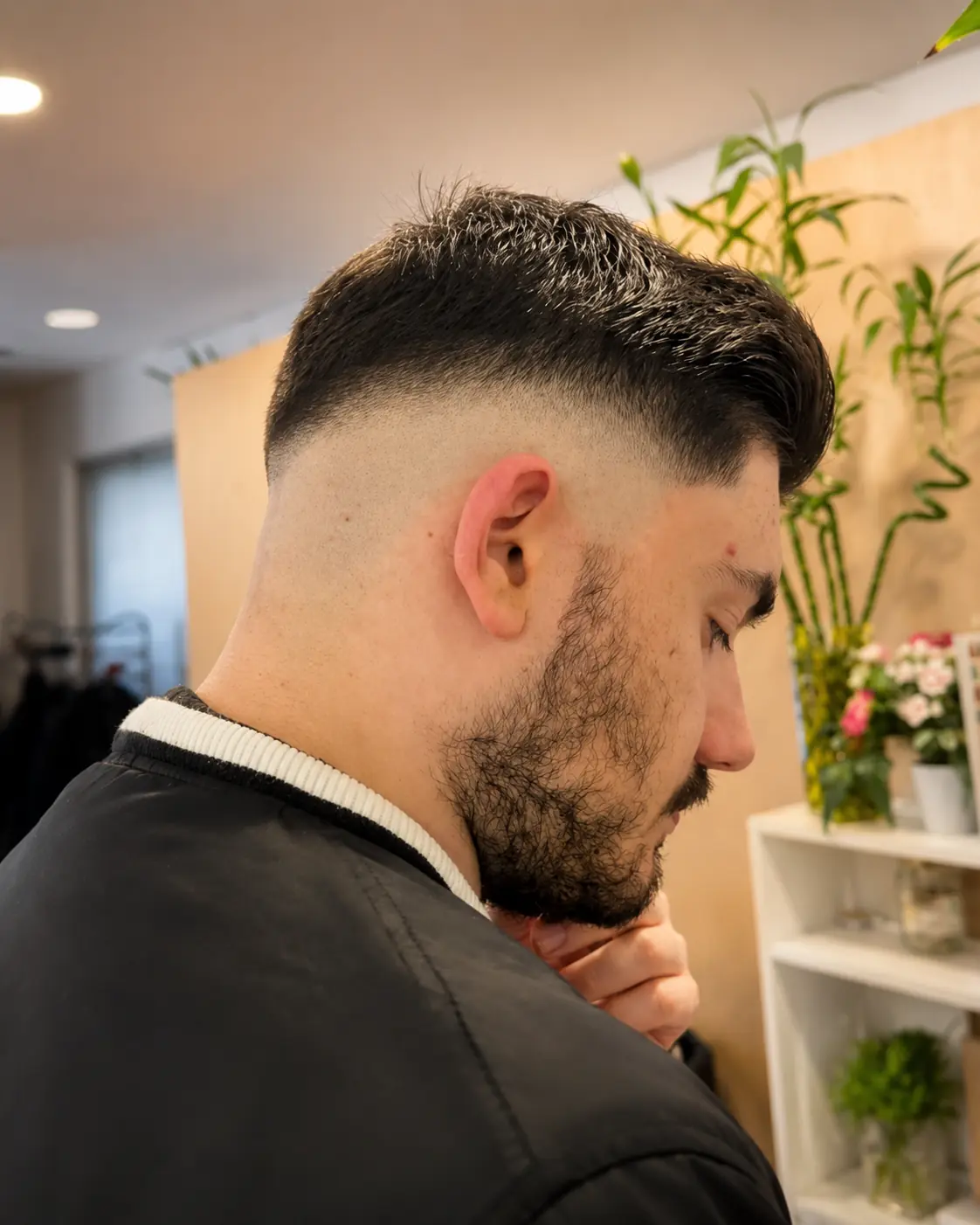 Taglio uomo con fade moderno e sfumatura precisa